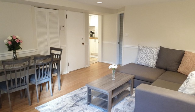 Self Contained Spacious Guest Space w/Separate Entrance in West Vancouver