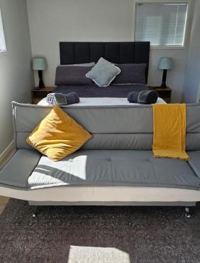 Self contained studio apartment close to Mission Estate