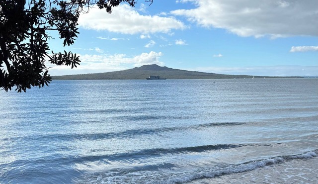 Self contained studio + ensuite by Narrow Neck Beach & 5min drive to Devonport.
