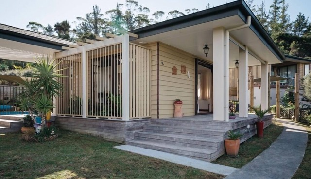 Self-contained studio overlooking Orongo Bay