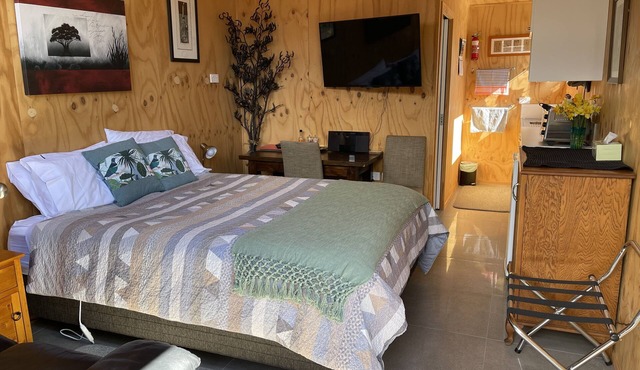 Self contained unit. By the beach and golf course only 2.2 kms to town centre