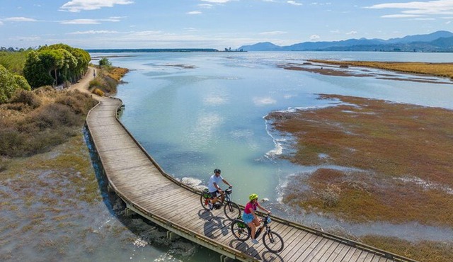 Self-guided E-bike cycle tour with private wine tasting
