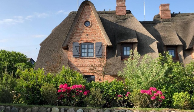 Semi-detached house under thatch in a clean, modern style with a great garden in Archsu