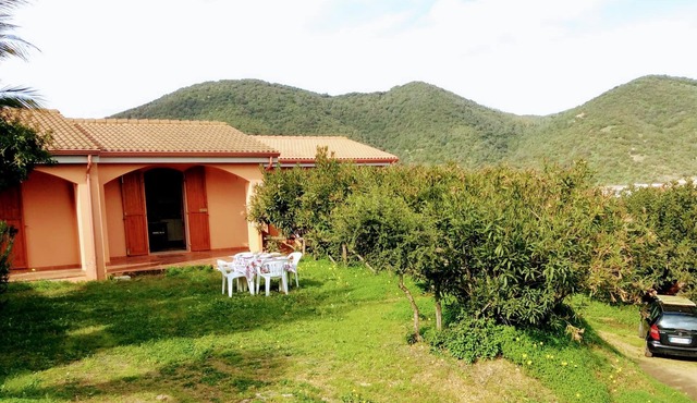 Semi-detached house surrounded by greenery with garden 10 min from the sea