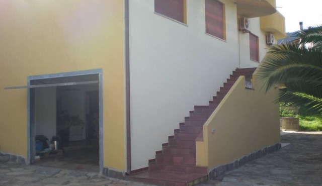 semi-detached villa with garden, center, quiet area, panoramic, air-conditioned
