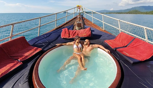 Semi-Private yacht adventure to Ang Thong Park’s hidden treasures