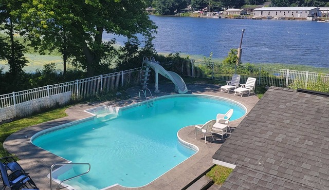 Seneca Riverfront Spa! Hot tub, Pool + Sauna! Pontoon Boat and Canoe Available!