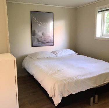 Sentrumsnær kjellerleilighet, nær sykehus og høgskole, parkering