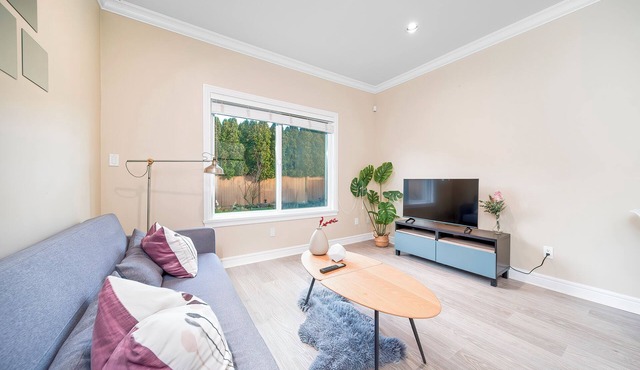 separate entrance large 1 bedroom suite
