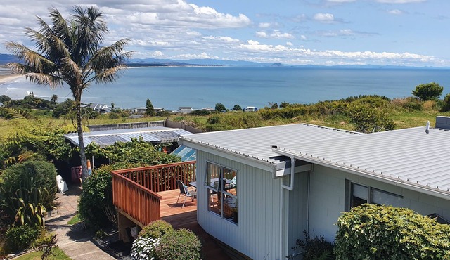 Separate, self contained, single bedroom house with stunning ocean views