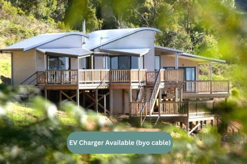 Serendeva: Stunning views, private & EV charger