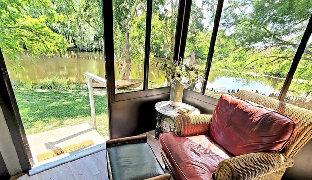 Serendipity Lakehouse with dock, canoes and kayaks plus we are pet friendly!