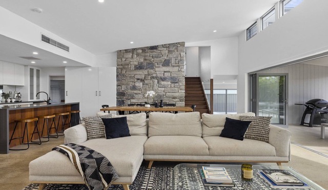 Serendipity - Pool, Gas Fireplace, BBQ, Walk to Beach and Cafes