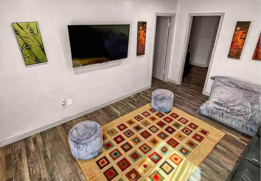 Serene and Modern 5 Location, Queen Bed, Parking