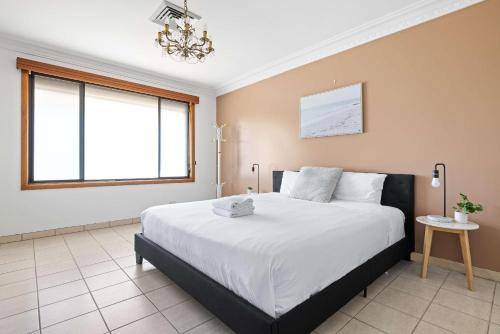 Serene and Spacious King Room in Liverpool - Quiet Yet Central - Shared Bathroom