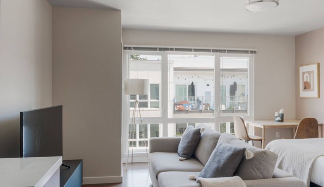 Serene Bellevue Studio w/Gym & Pet Area, nr Shopping, by Blueground