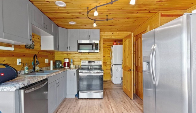 Serene Broadripple Cabin on the RIVER, Hot tub! Amazing deck and view