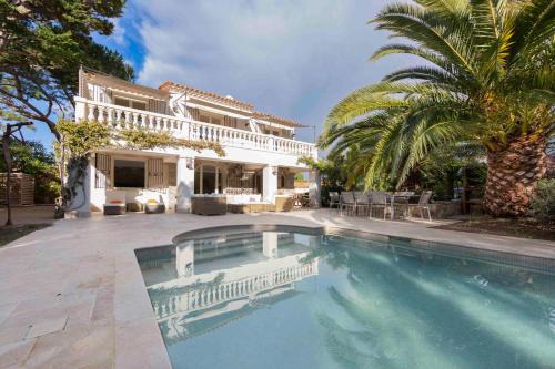 Serene Cap d’Antibes retreat with heated pool steps from the beaches
