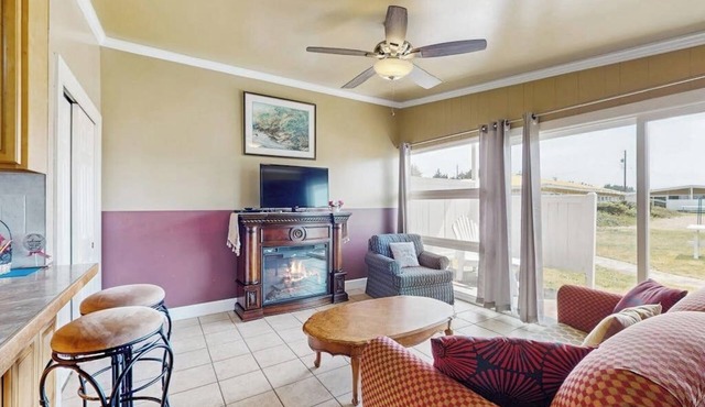 Serene coastal condo with pool view, shared hot tub & beach trail access
