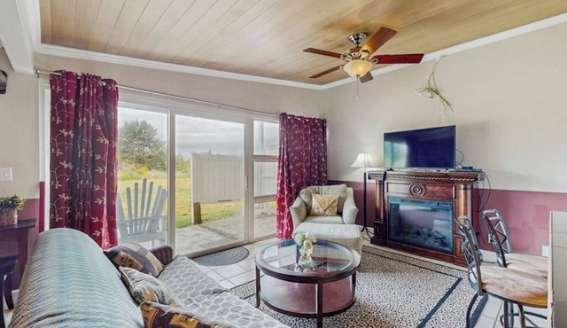 Serene coastal oceanfront condo with shared hot tub & beach trail access