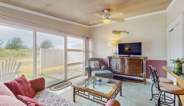 Serene coastal oceanfront condo with shared hot tub & beach trail access