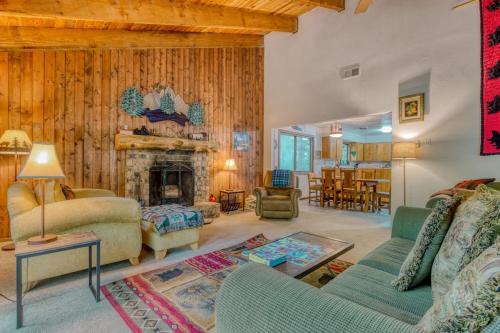 Serene Cottage on the River with Firepit Deck and Bunk Room