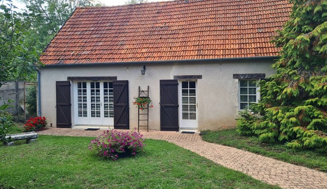 Serene Countryside Getaway: 6 Guests, Near Loire Castles, Private Terrace, Garden