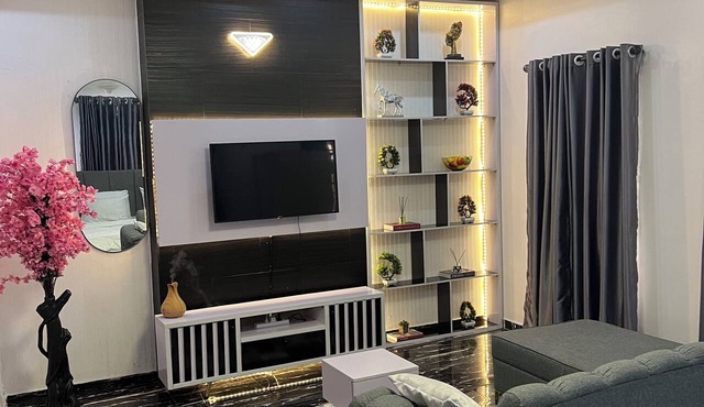 Serene environment perfect for a pri8 short or long stay.Beach,bar n mall nearby