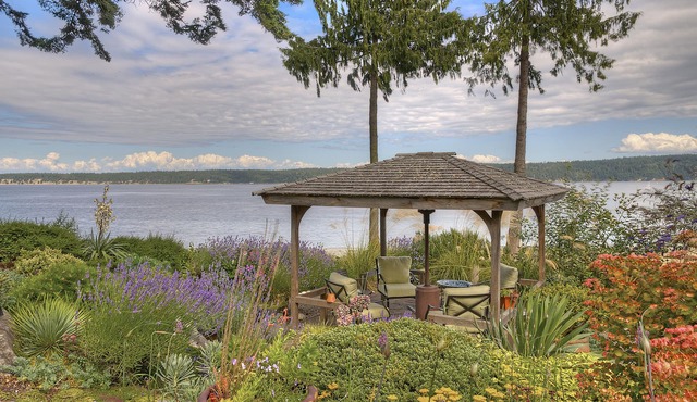 Serene getaway close to the beach with garden for couples or solo adventurers