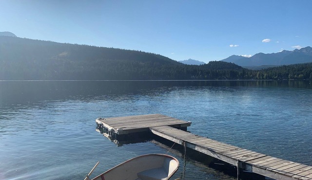 Serene Lakeside Cabin with Breathtaking 180° Mountain Views-Your Perfect Escape!