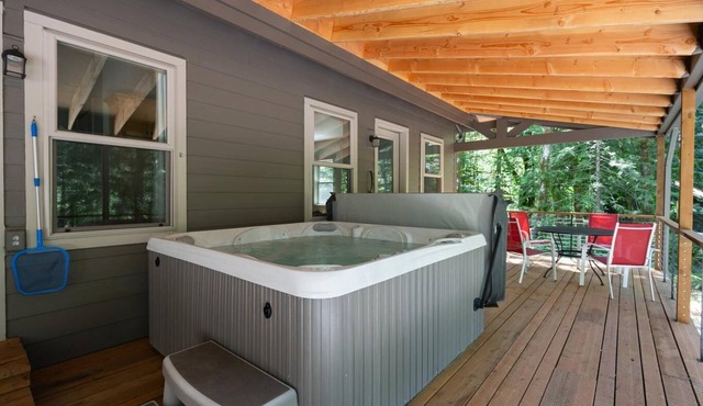 Serene Leilani Cottage along the Sandy River, Hot Tub, BBQ, dogs welcome