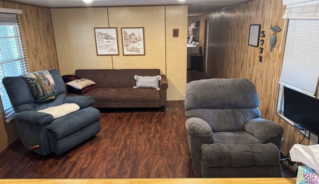 Serene mobile home with AC in charming Arley