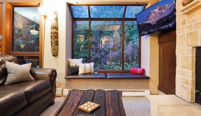 Serene Mountain Condo on River, Private End Unit, Indoor Pool & Hot Tub, WIFI