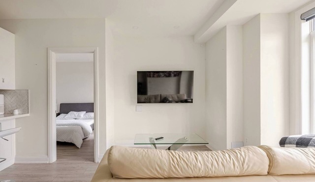 Serene Oakville Retreat - Modern 2-Bedroom Apartment