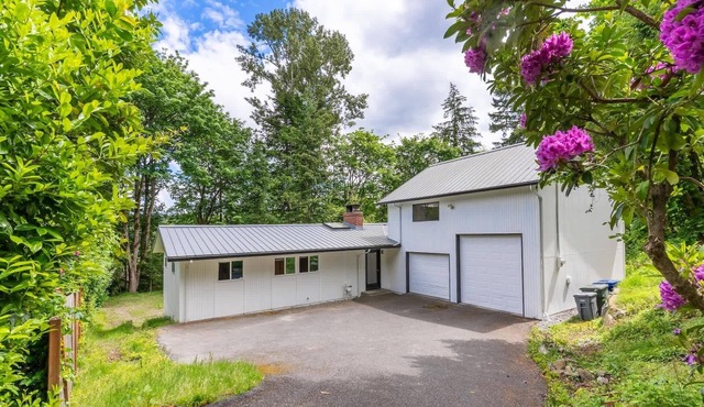 Serene Pet-friendly Home 1 Mile from Bellevue DT