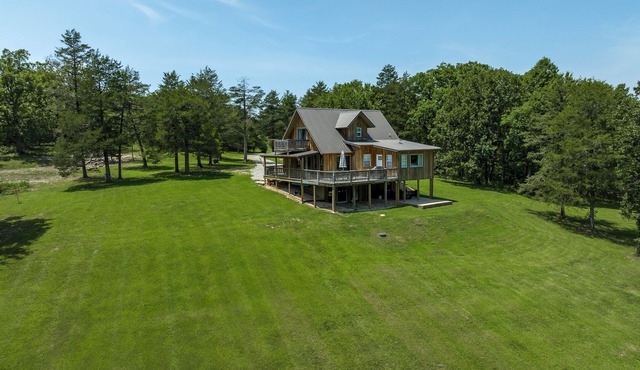Serene private cabin on 6+ acres- fishing, fire pit, pool table, foosball table