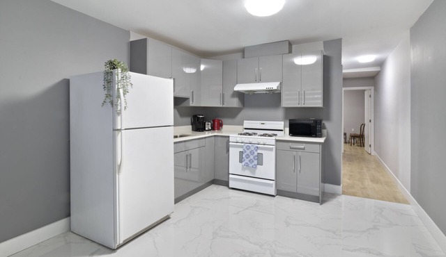 Serene Spacious Modern 2 bed private suite- Central Location
