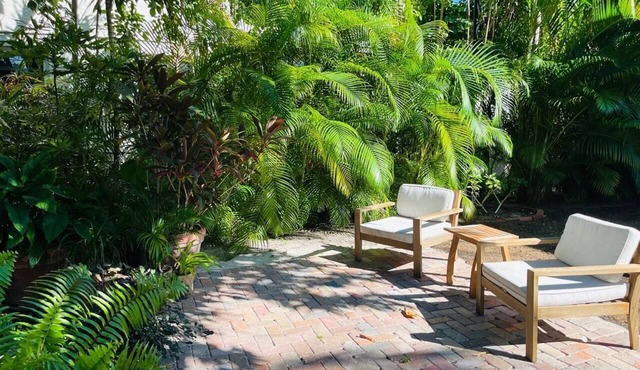Serene & sunny studio on a tropical, quiet property in historic neighborhood