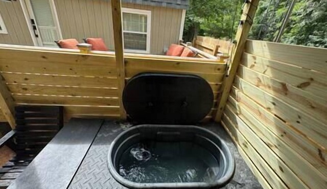Serene Tiny Home Oasis: Sauna & Cold Plunge