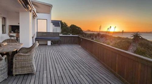 Serene Villa, Britannia Bay overlooking the beach