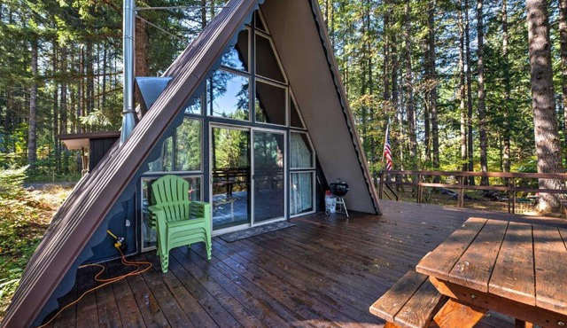 Serene Washington Escape w/Deck & Mountain Views!