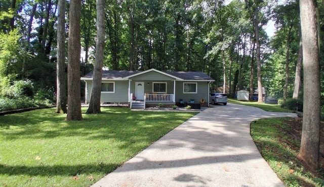Serene Wooded Retreat, Mins to Downtown