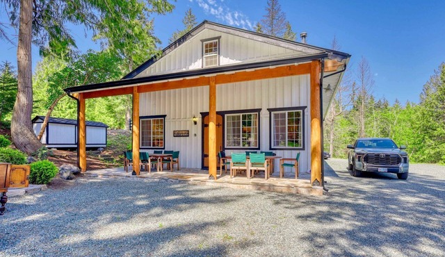 Serenely Rustic Cabin Haven near Whistle Lake in Washington