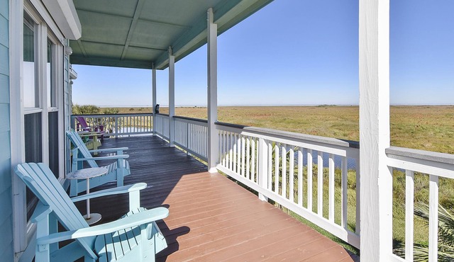 Serenity: Large Private Balcony, Playa San Luis Resort Amenities Including Pool!