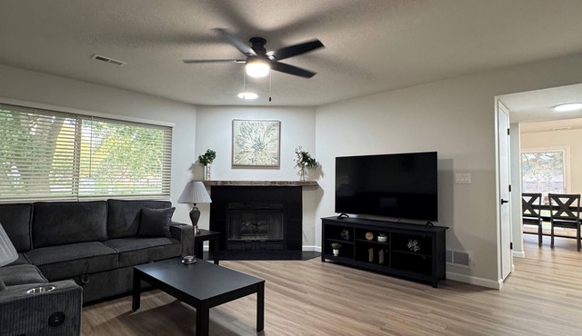 Serenity on Granada: Spacious 2BR Retreat/2.5BA+Garage Near Haymarket & UNL