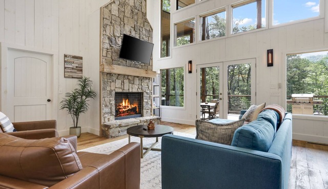Serenity@Overlook - Modern Lux Cabin in the Blue Ridge Mountains! NEW Hot Tub!