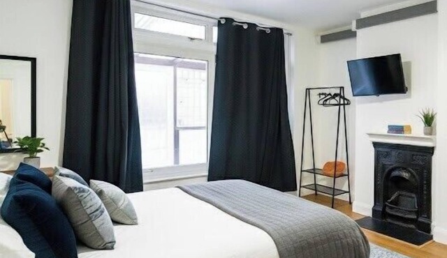 Serviced Accom Sleeps 8- Near London, Free Parking