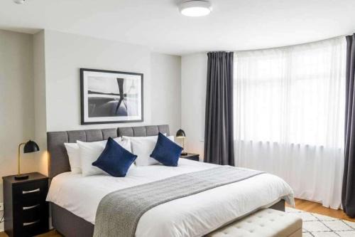 Serviced Accom Sleeps 8- Near London Free Parking