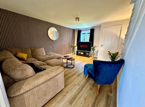 Serviced Accommodation, 3 Bed, allocated off road parking, Contractor Ready