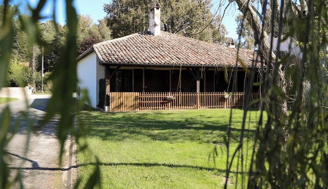 Set of three semi-detached houses, swimming pool, 6 bedrooms, 4 bathrooms.